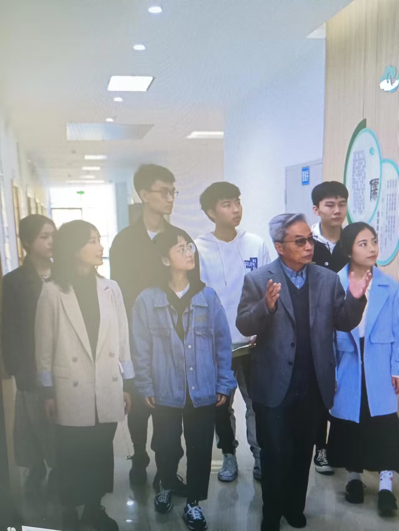 何青给同学们讲解校史