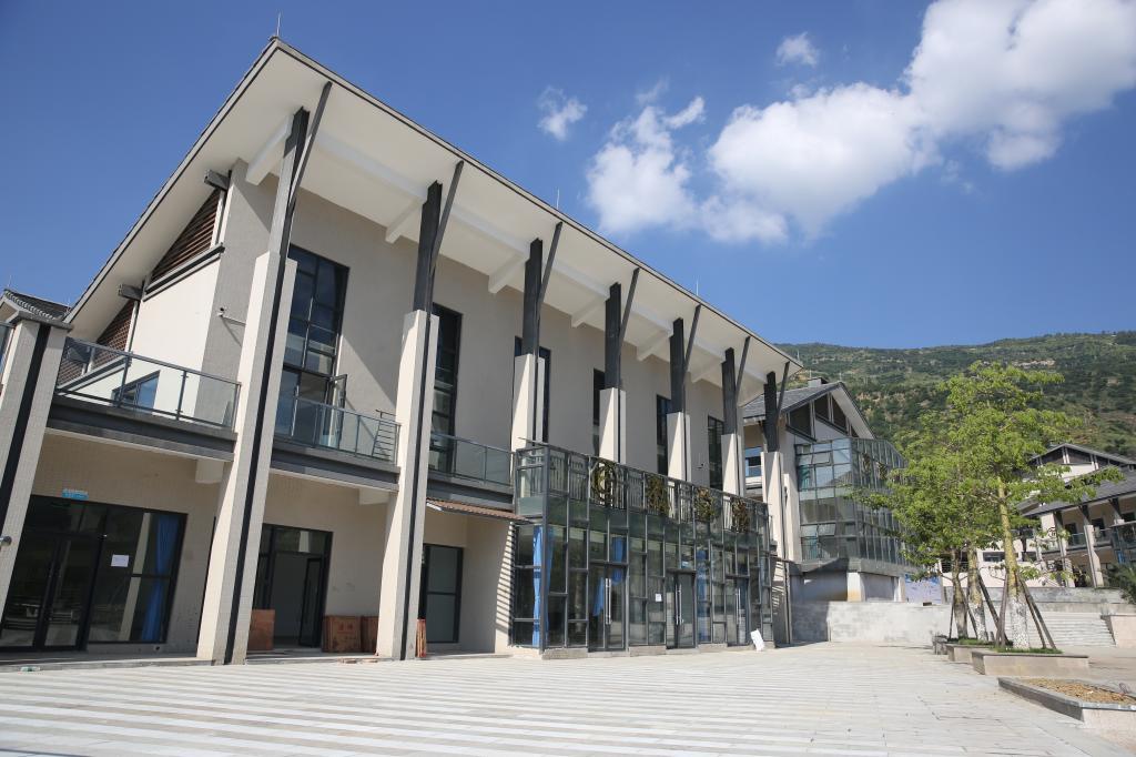 康养学院窗明几净的教学楼