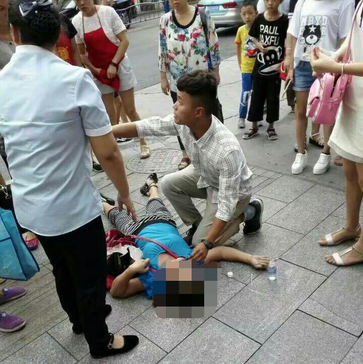 李旺为患者进行专业救助