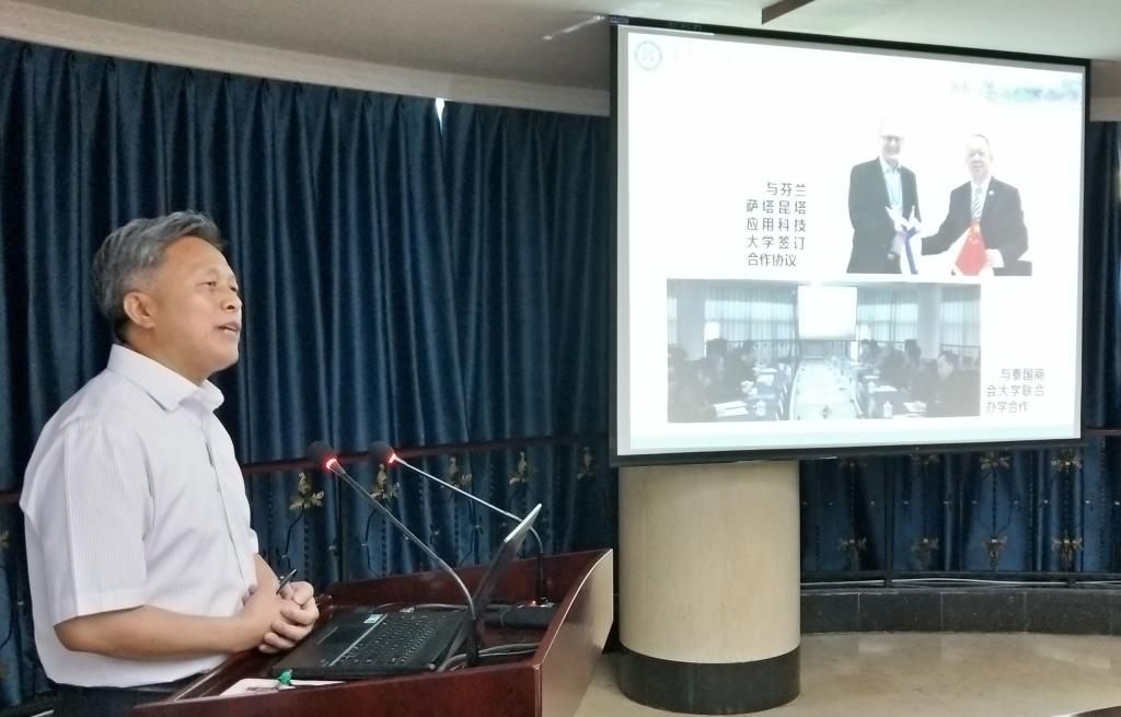 校长王曙光作补充报告