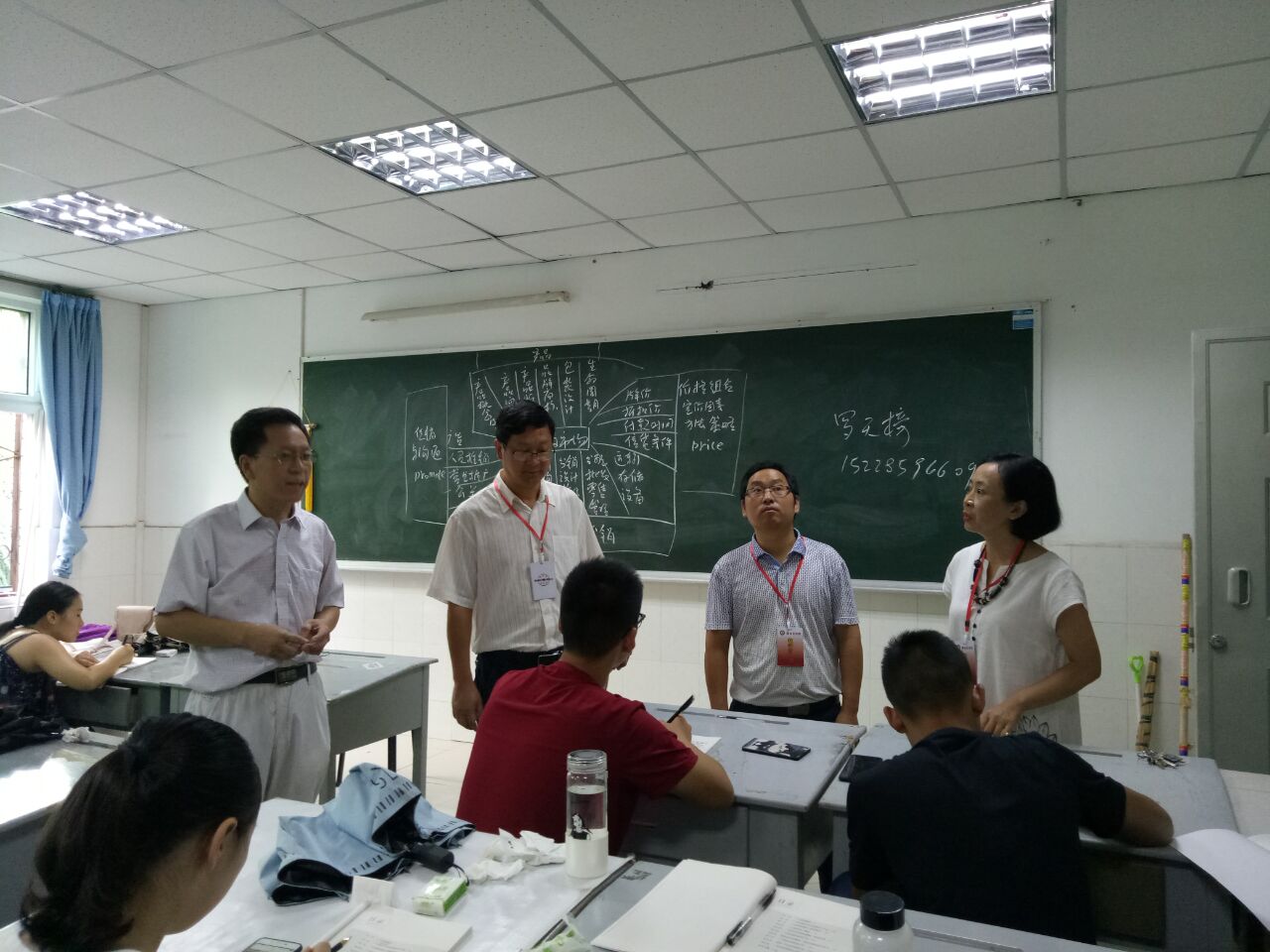 副校长石维富带队检查第三教学楼教学情况